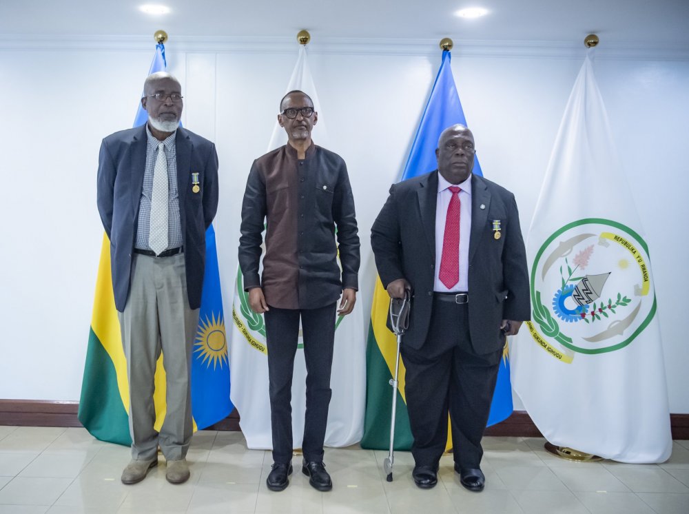 President Kagame (in the middle) with retired Ghanaian Generals after receiving the National Order of Bravery. 