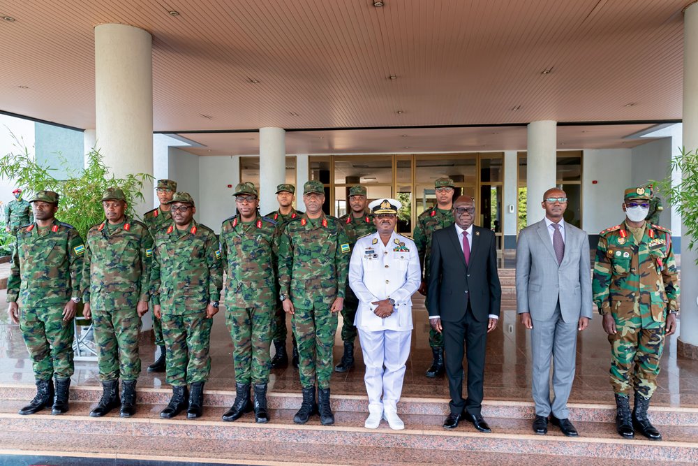 Delegations from both countries in a group photo after holding discussions.
