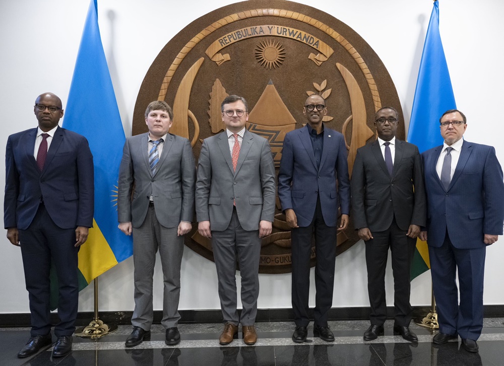 Flanked by other Rwandan officials, President Kagame received and held talks with Ukrainian Minister of Foreign Affairs and his delegation. 