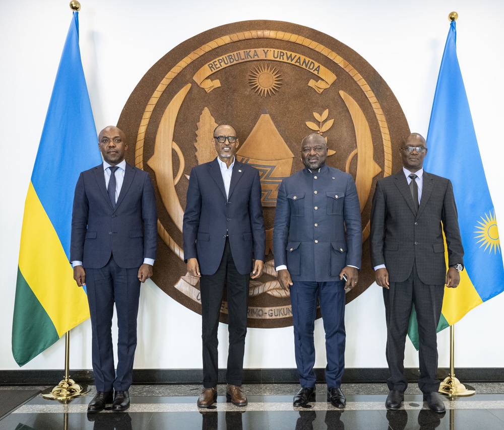 Minister of Infrastructure, Dr. Erneste Nsabimana  (left), President Kagame, Dr. Lassina Zerbo and Dr. Fidel Ndahayo at Urugwiro Village.   