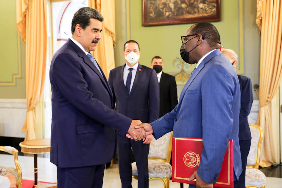 Nicolás Maduro receiving Amb. Gatete at Presidential Palace. 