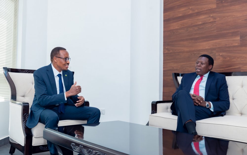 Maj Gen Murasira holding talks with his counterpart of Kenya. 