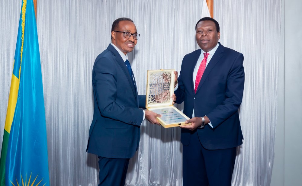 Maj Gen Murasira handing over a gift to Eugene L Wamalwa. 