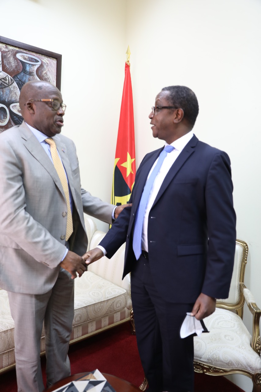 Minister Biruta exchanging greetings with his counterpart of DRC, Lutundula.  