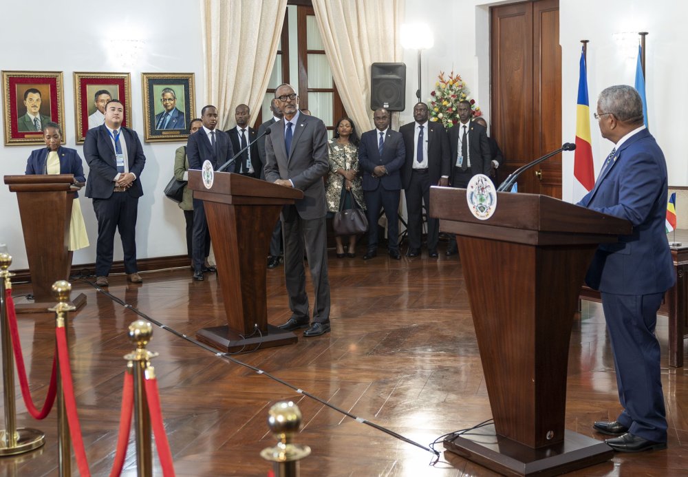 Heads of State addressing members of the press after holding private discussions.