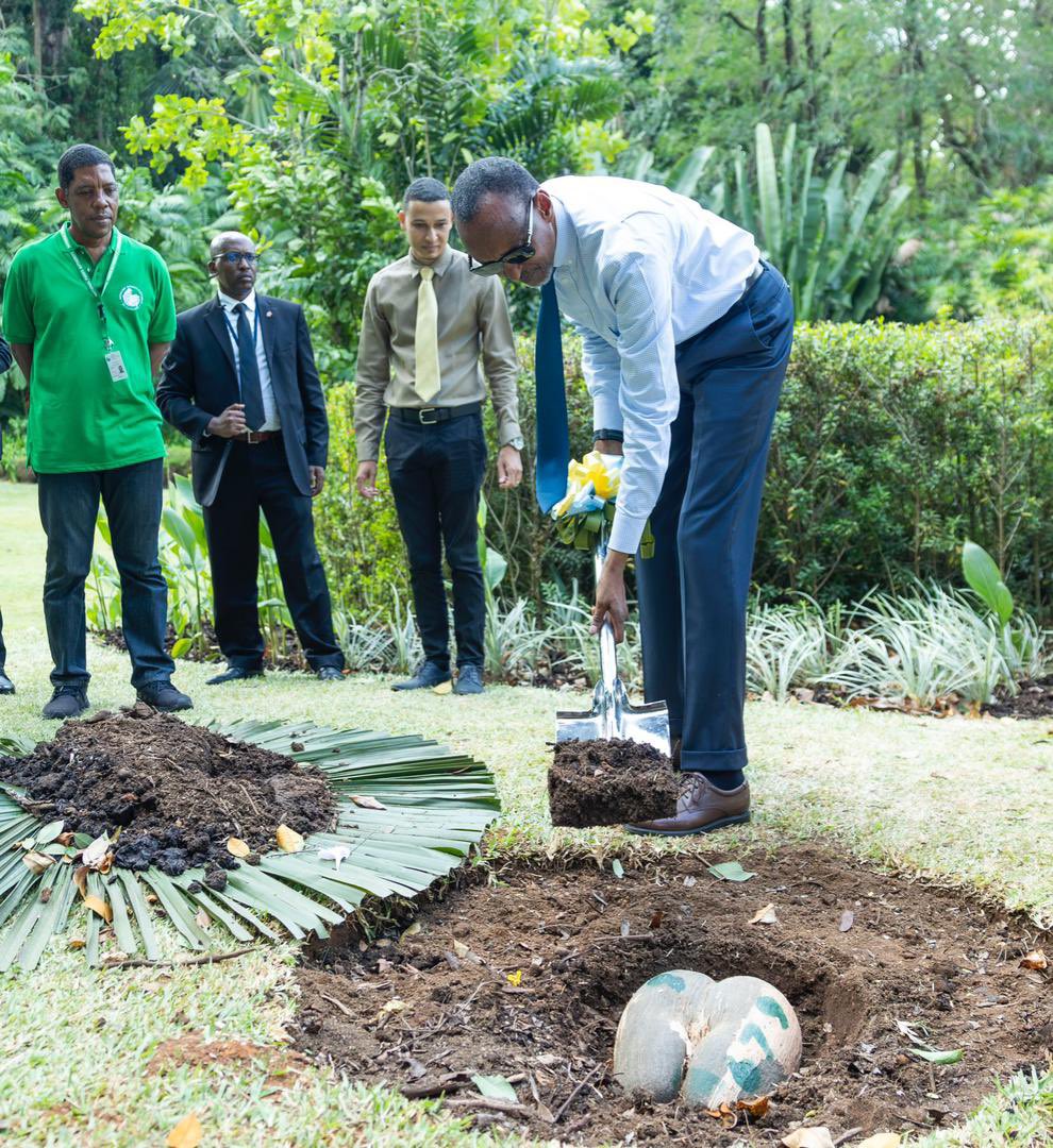 President Kagame also visited the Botanical Garden in Victoria, the capital of Seychelles where he planted a Coco-de-Mer seed, known as the largest seed in the world.