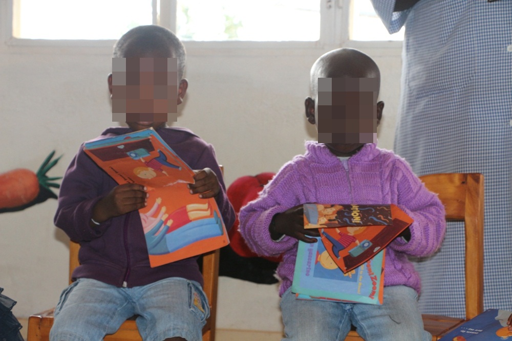 Children are thought to read books 