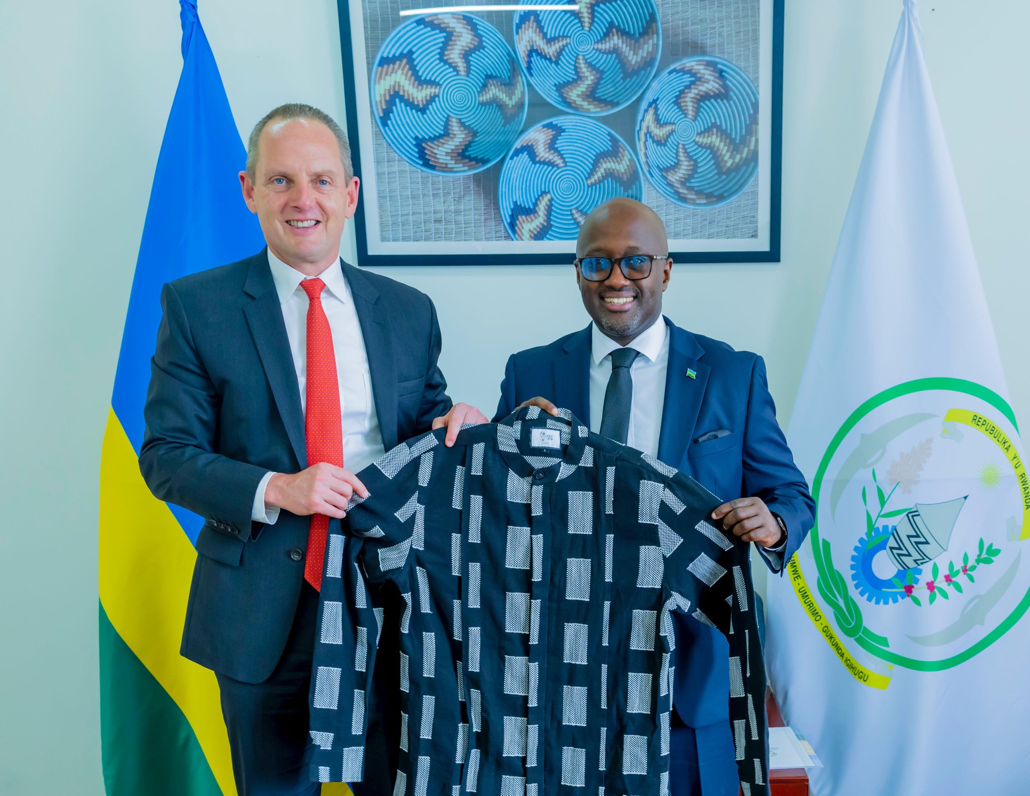 Earlier in the day, the Minister of Foreign Affairs and International Cooperation, Olivier Nduhungirehe, also bid farewell to Ambassador Kneedler.