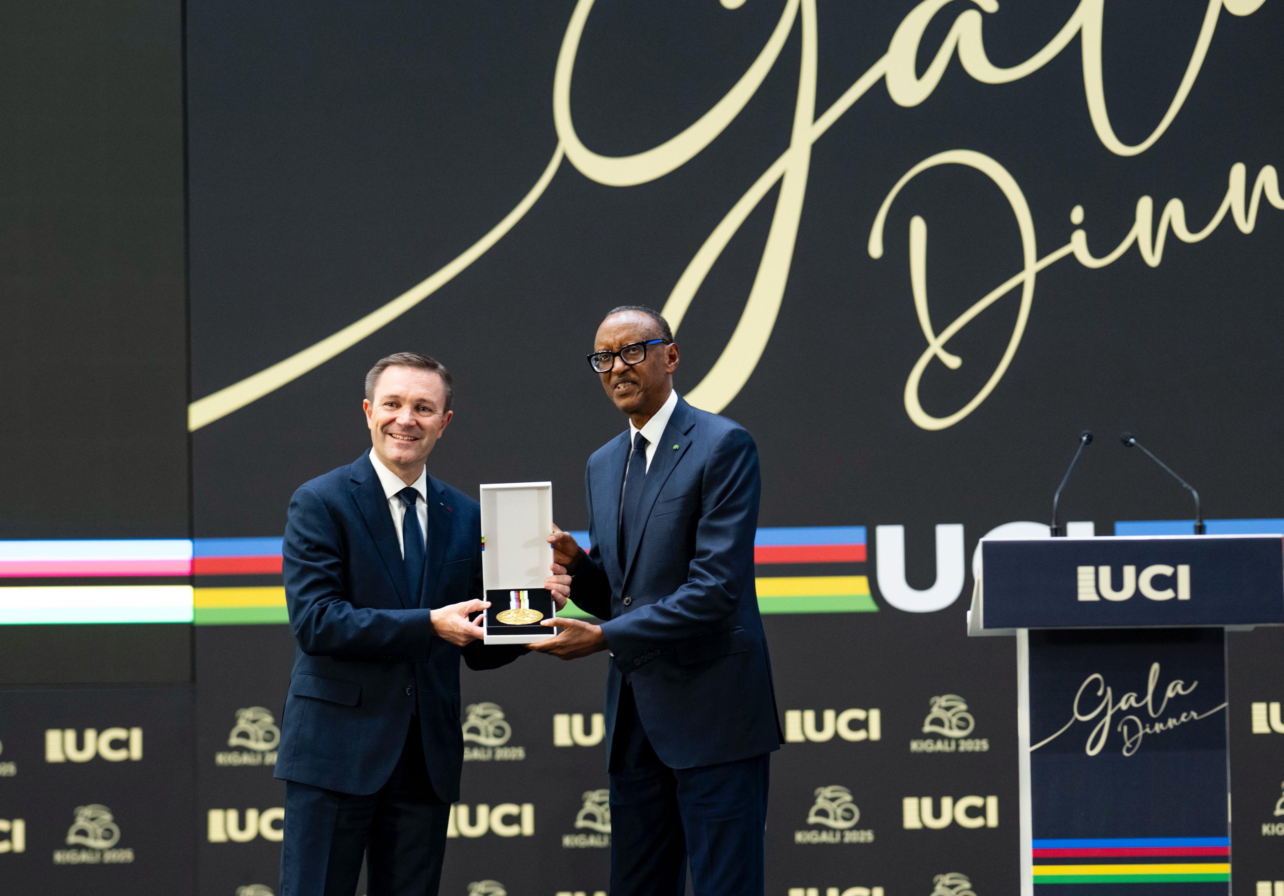 UCI President David Lappartient presents President Paul Kagame with the federation’s highest honour, the UCI Order, in recognition of his contribution to cycling and the successful hosting of the 2025 Road World Championships.