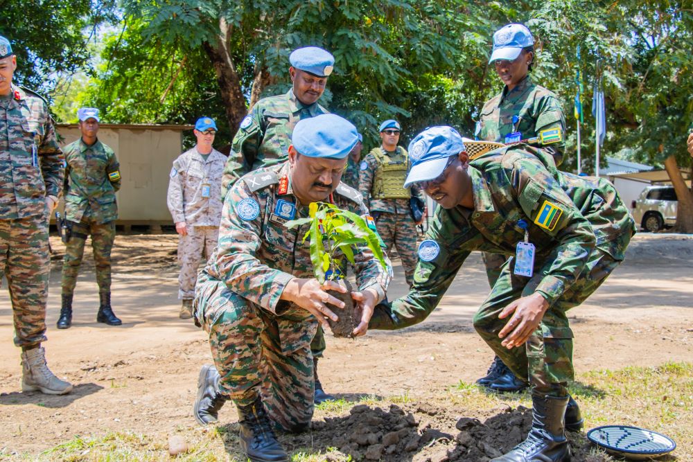 The Force Commander's visit concluded with the symbolic planting of a tree.
