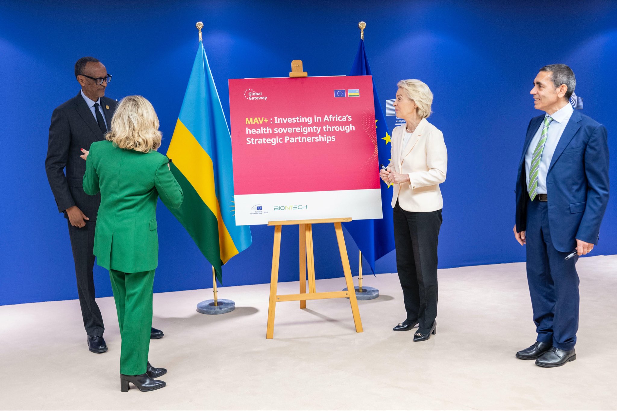 President Kagame and von der Leyen were also joined by Nadia Calviño, President of the European Investment Bank (EIB), and BioNTech CEO Uğur Şahin to unveil the new funding package, which will support the next phase of vaccine production and innovation.