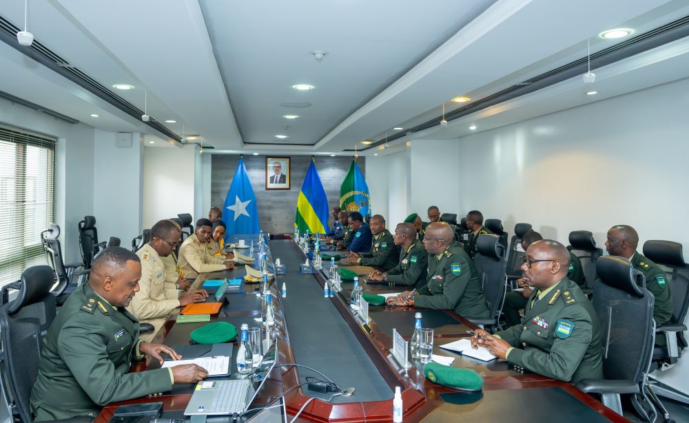 During the meeting, the Somali National Armed Forces delegation was briefed on regional security dynamics, including Rwanda's contribution to Peace and Security in Africa.