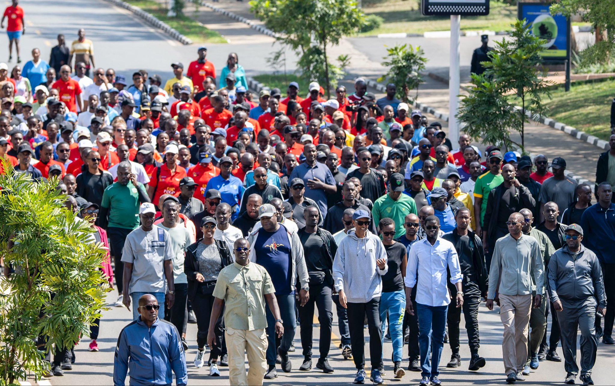 The two Heads of State took part in a 5-kilometre walk through Kigali, a gesture symbolising health, social cohesion, and shared commitment to protecting the environment.