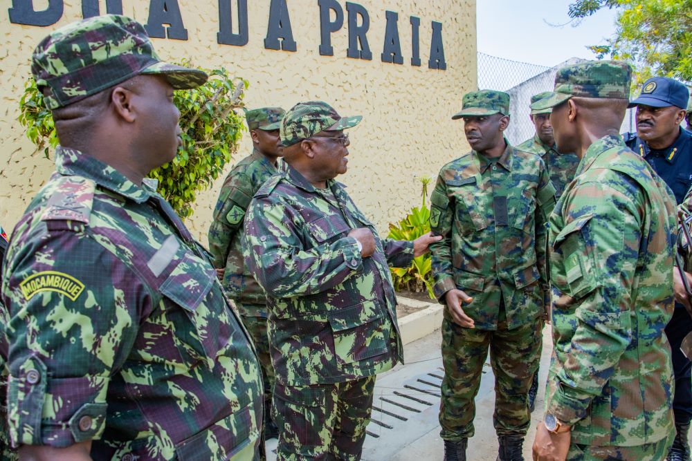 General Júlio dos Santos Jane was received by the RSF Joint Task Force (JTF) Commander, Major General V. Gatama, and other RSF commanders, who briefed them on the current security situation within the RSF Area of Responsibility.