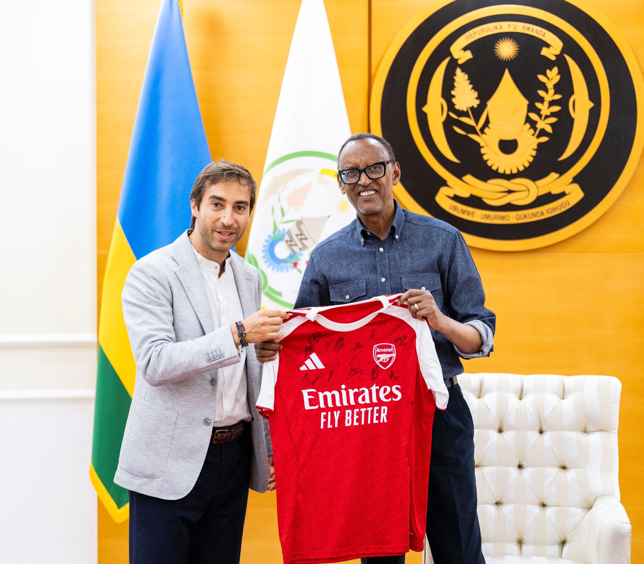 Flamini gifted President Paul Kagame an Arsenal jersey.