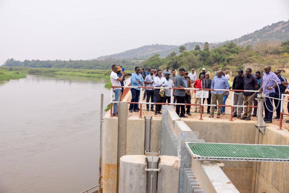 Various leaders accompanied Prime Minister Dr Justin Nsengiyumva on a visit to the Gabiro Agribusiness Hub site.