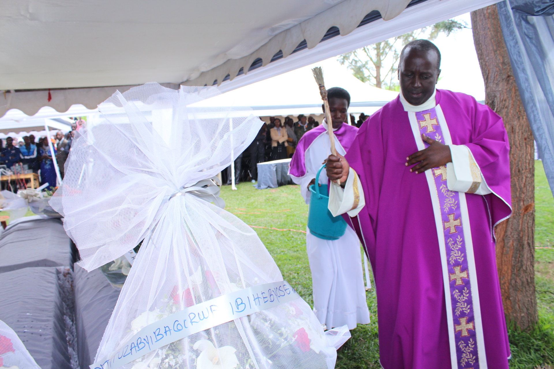 The burial of victims was preceded by prayers