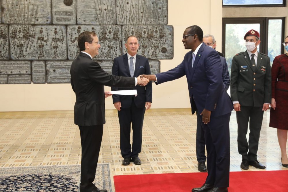 Amb. Gatera presenting credentials to represent Rwanda in Israel. 