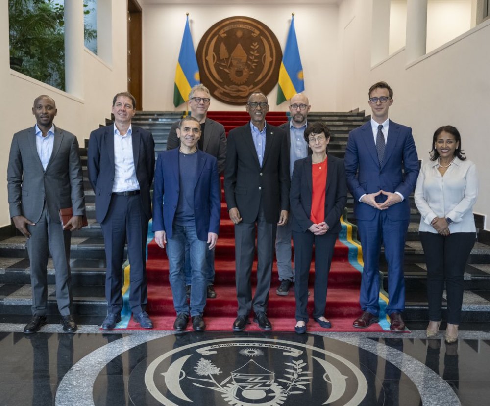 The CEO of BioNTech Group, Prof. Dr. Uğur Şah and his delegation in a group photo with President Paul Kagame at Urugwiro Village. 