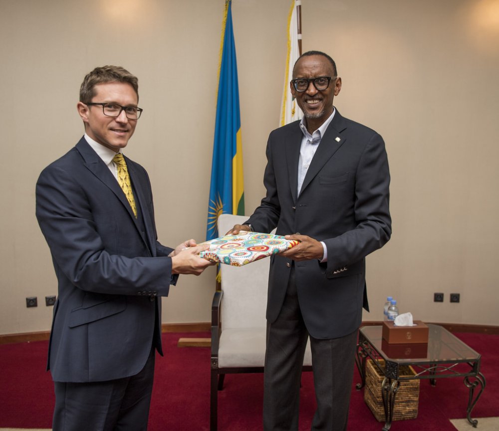 Gelling hands a gift to president Kagame
