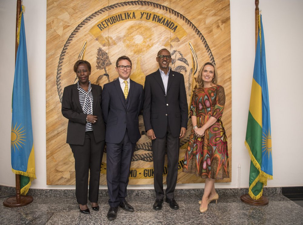 Gelling (2nd Left) and his wife (R) pose a for a photo with president Kagame, on the left is the Minister of Foreign Affairs, Cooperation and East African Community Louise Mushikiwabo.