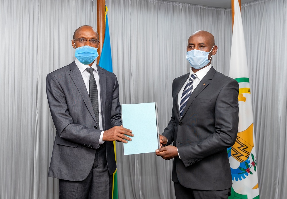 Major General Emmanuel Bayingana (right) has taken over from the outgoing Permanent Secretary in the Ministry of Defence, Col (Rtd) Innocent Gashugi.