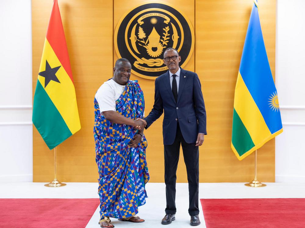 High Commissioner Ernest Yaw Amporful of Ghana is amond 11 envoys who presented their credentials. He discussed the thriving trade relations between Ghana and Rwanda.