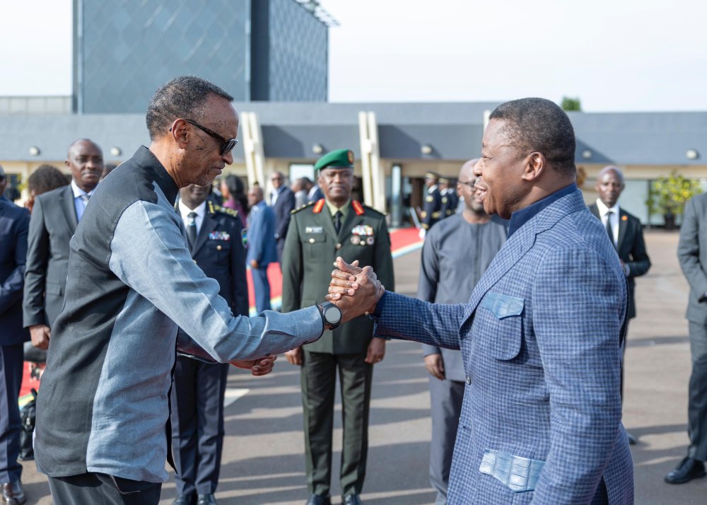 Kagame was accompanied by various officials at the airport during the reception of his Togolese counterpart.
