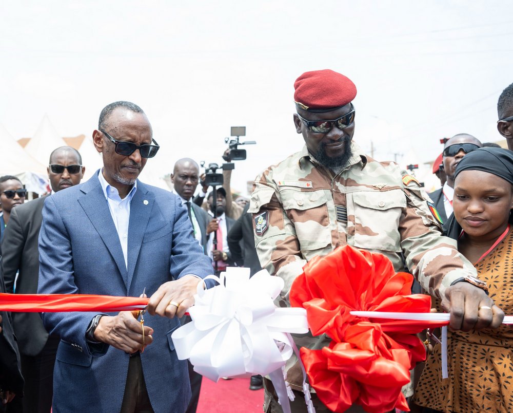 President Kagame and his counterpart officially inaugurating Kagbélen highway interchange in Guinea Conakry.