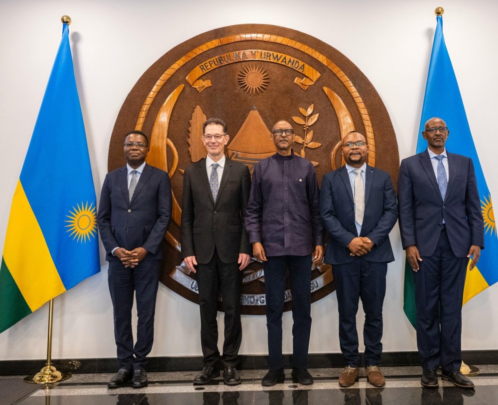 President Paul Kagame also received a delegation from the African Institute for Mathematical Sciences (AIMS), led by founder and Chairman of the AIMS International Governing Board, Professor Neil Turok (second from left).