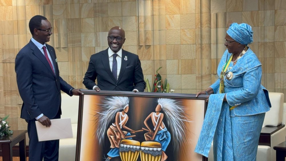 Minister of Foreign Affairs, Olivier Nduhungirehe presented a symbolic gift to President Nandi-Ndaitwah.