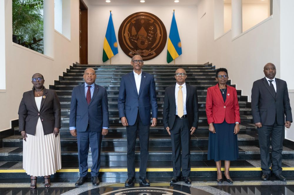 A photo of souvenir was taken after the swearing-in ceremony.
