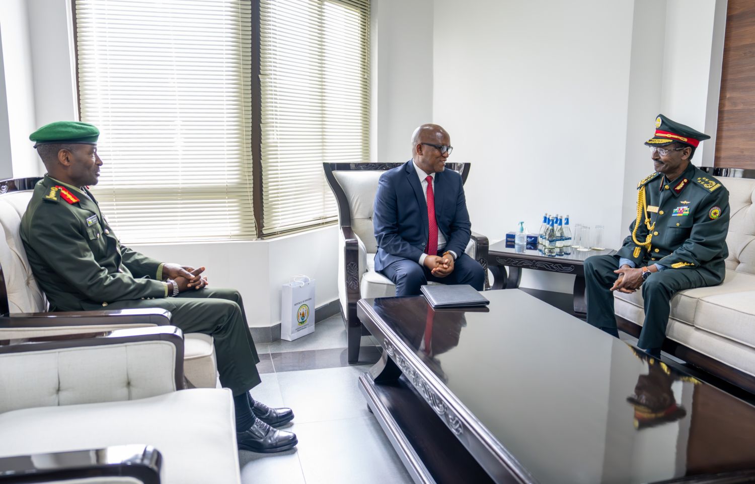 Field Marshal Jula was received by General MK Mubarakh, Chief of Defence Staff of the Rwanda Defence Force (RDF), at RDF Headquarters in Kimihurura. He also paid a courtesy call on Rwanda’s Minister of Defence, Juvenal Marizamunda.