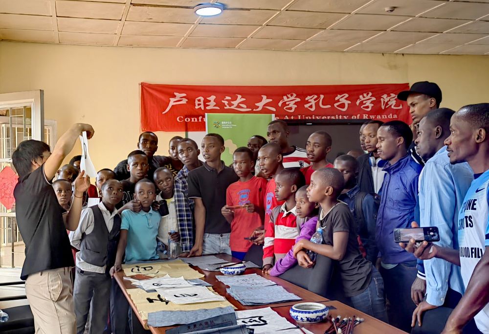 The event, under the theme "Chinese Language: A Gift Across Time and Space," offered attendees an immersive experience of Chinese culture and language.