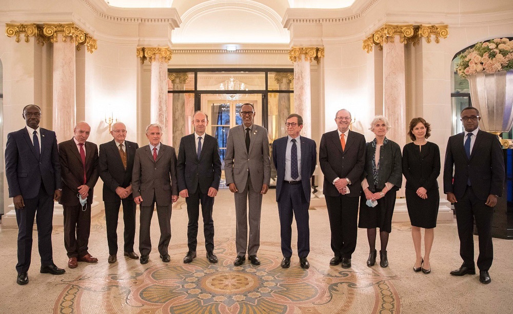 President Paul Kagame in a group photo with former senior military officers and Duclert committee after holding discussions.