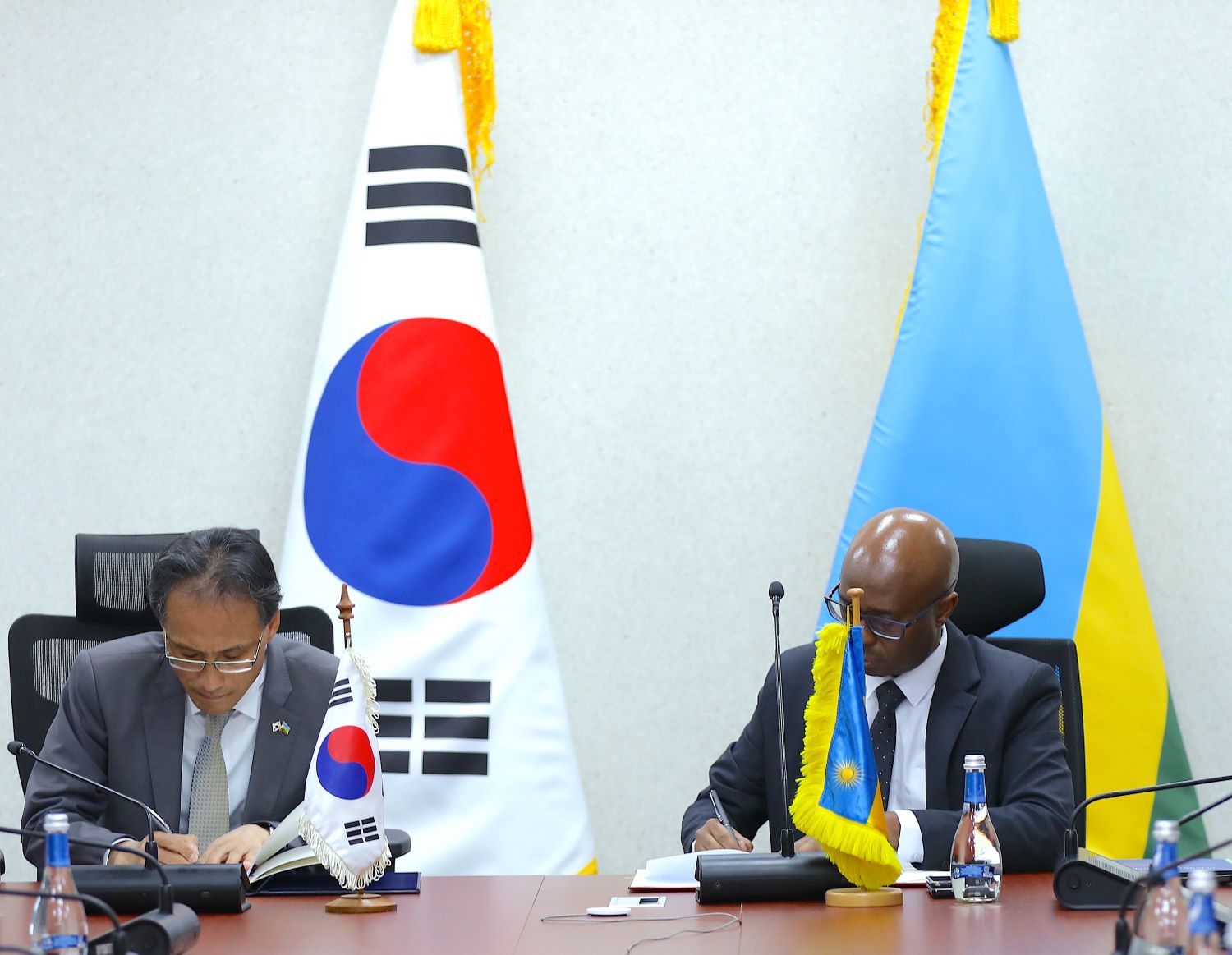 The funding framework was signed between Ambassador of the Republic of Korea Jeong Woo Ji and the Minister of Finance and Economic Planning Yusuf Murangwa
