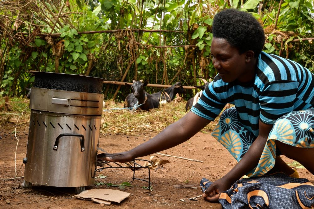 BPR Bank Rwanda Plc has concluded a financing facility to DelAgua Health Rwanda to support the financing of a landmark clean cooking initiative that will distribute 200,000 improved cookstoves to rural households across Rwanda, benefiting more than 800,000 people.