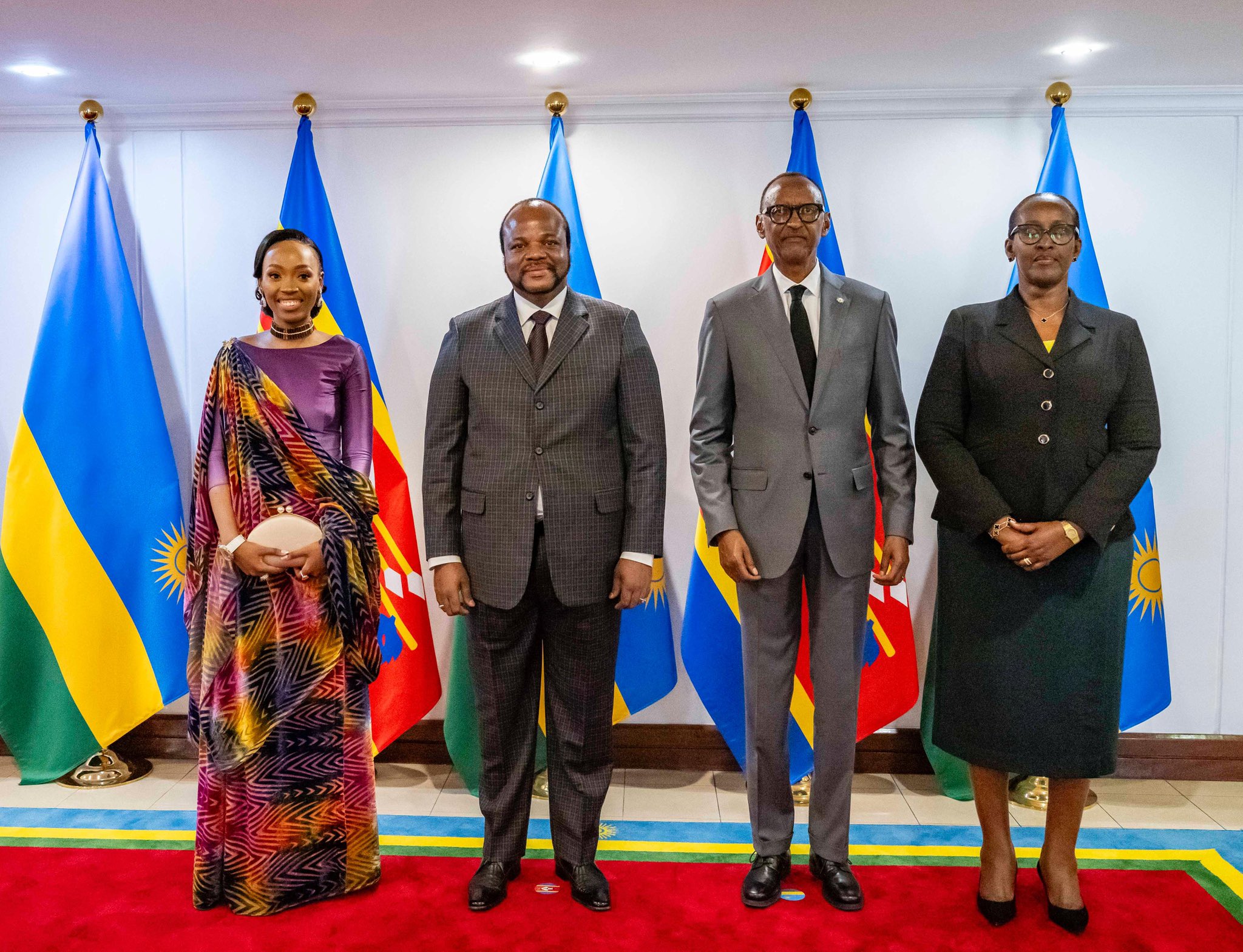 President Kagame and First Lady Jeannette Kagame received His Majesty King Mswati III and Inkhosikati Make LaMashwama at Urugwiro Village for an official welcome ceremony.