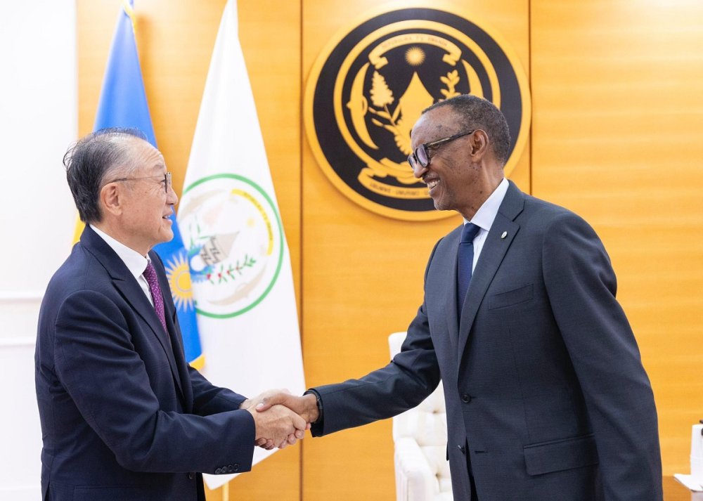 President Kagame welcoming Dr. Jim Kim, Chancellor of the University of Global Health Equity (UGHE) at Urugwiro Village.  