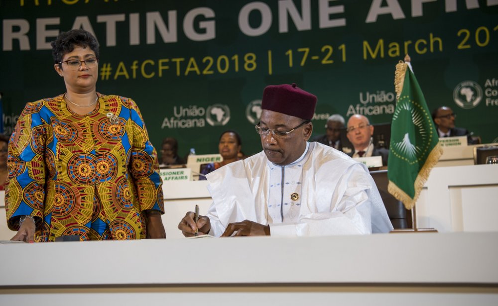 Niger President Mahamadou Issoufou signs the agreement