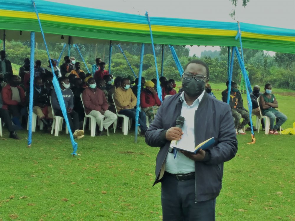 Governor Habitegeko has urged Rubavu residents against smuggling.  