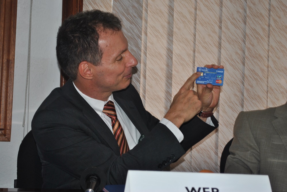 WFP representative Jean Pierre de Margerie explaining all about multiple card wallet