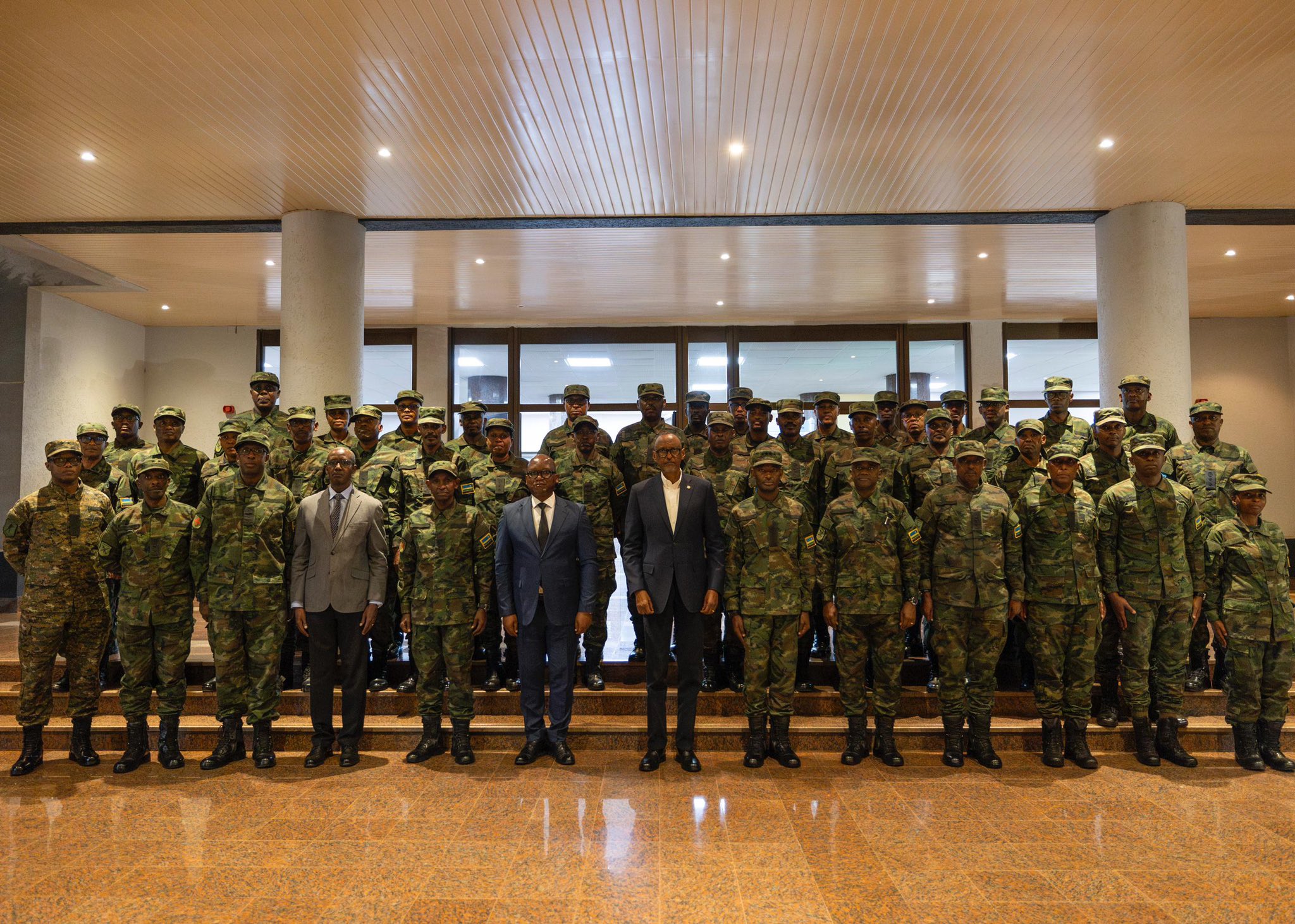 A group photo of President Paul Kagame and high-ranking RDF officials.