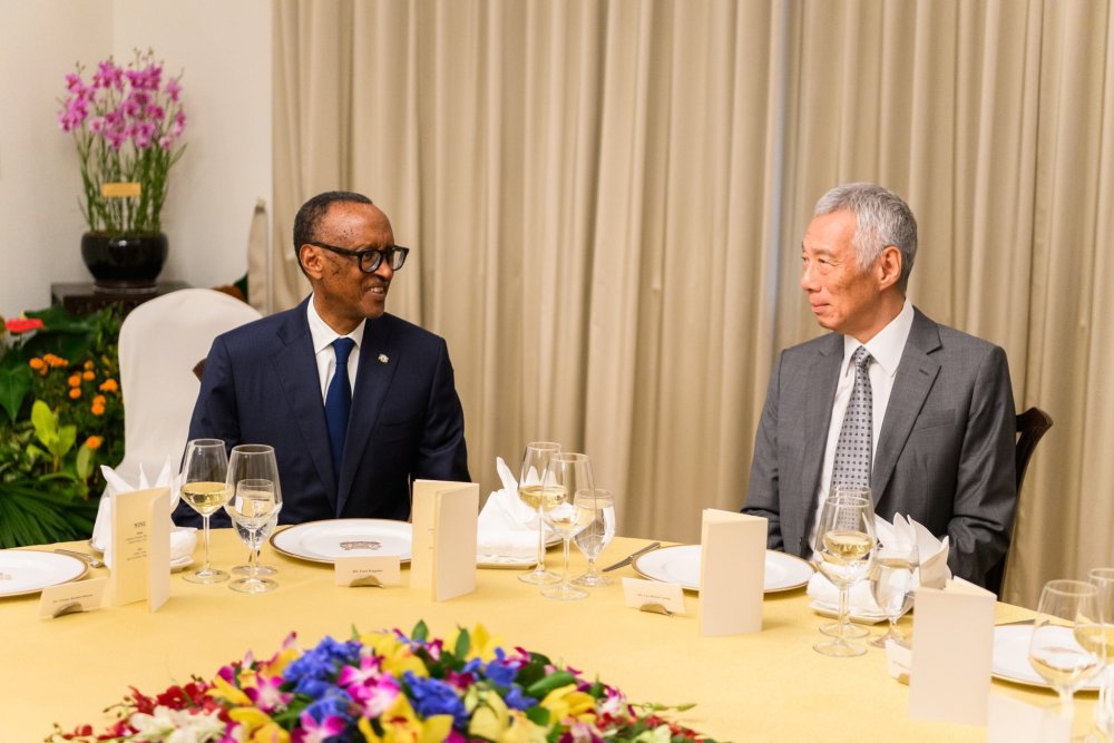 President Kagame and Senior Minister Lee Hsien Loong during discussions at the luncheon.