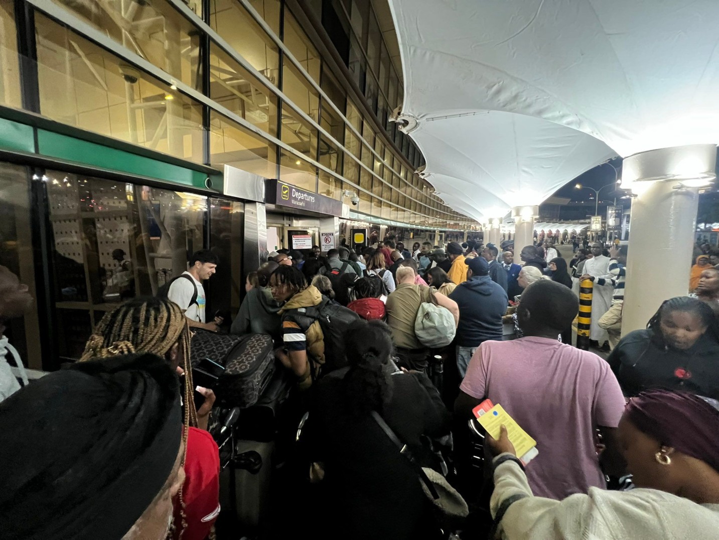 Long queues were witnessed at the Jomo Kenyatta International Airport (JKIA) in Kenya as aviation workers formally downed their tools.