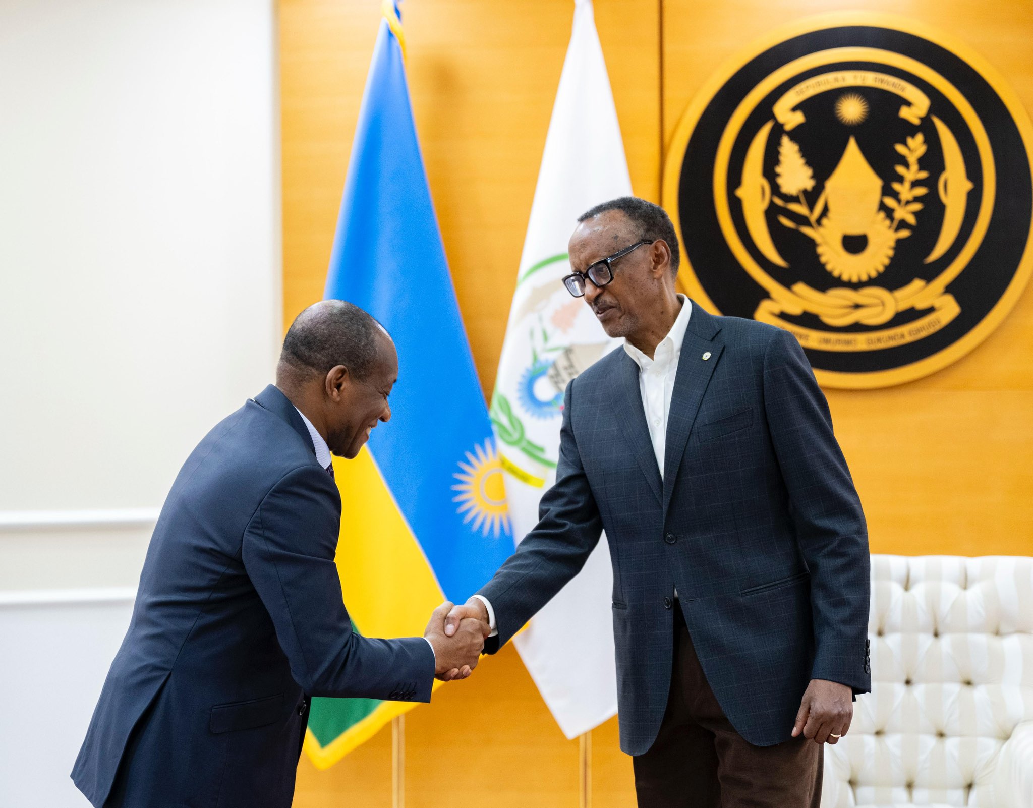 President Paul Kagame meets Prosper Zo’o Minto’o, Director General of ASECNA, at Urugwiro Village ahead of the 2025 Aviation Africa Summit in Kigali.
