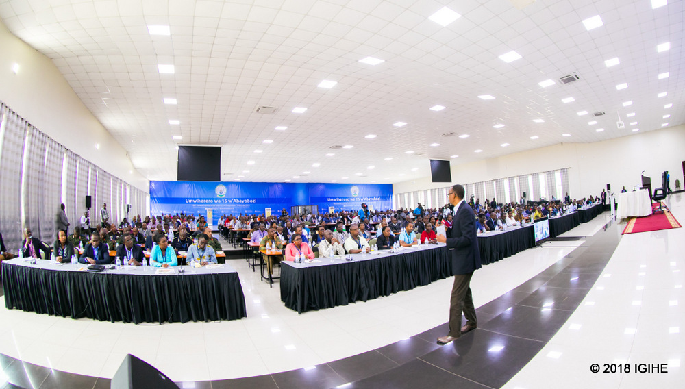 Kagame speaks to leaders at Gabiro