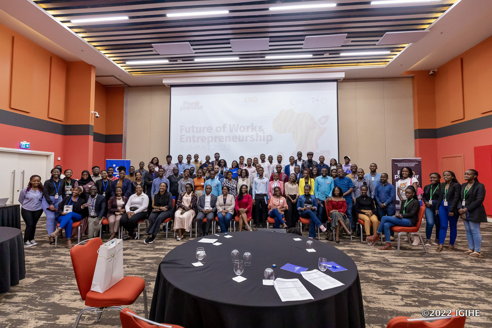 Participants of the summit in a group photo. 