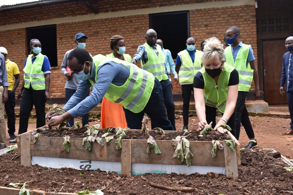 The celebration of African School Feeding Day was characterized by the construction of kitchen gardens and various types of fruits that will help the school to feed its 2158 students.