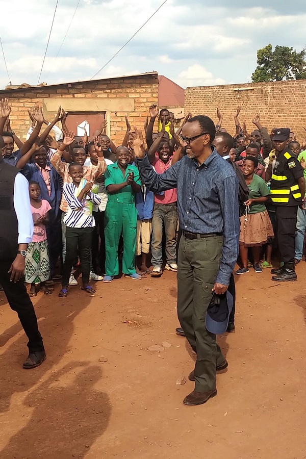 esidents were delighted to meet President Kagame unexpectedly.
